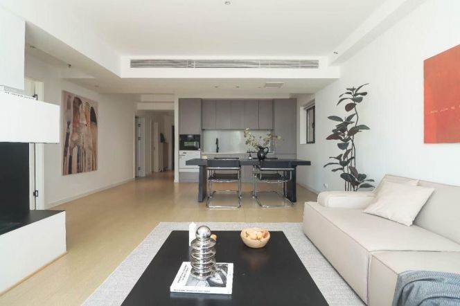 Modern 2 + 1 br in Jing'an, 5 mins to L 1/12/13 HanZhong Rd St.