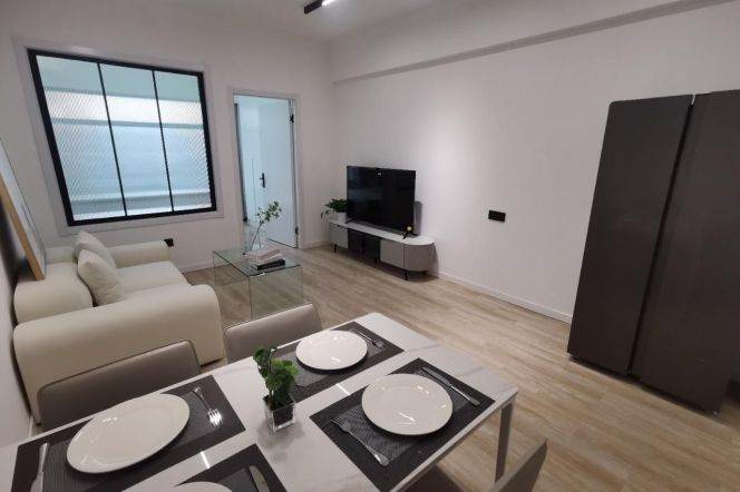 Cozy 1 br on high floor next ECNU,near ZhongShan Park ,easy to L3/4/13 JinShaJiang Rd st.