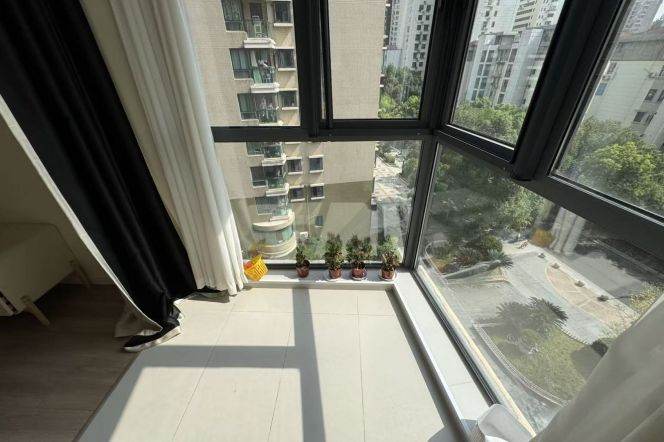 1br1lr1bath/high floor/bright/nice compound/close river