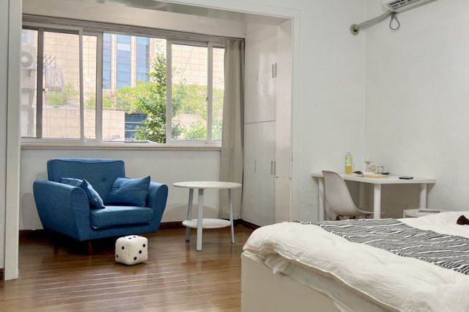 Master bedroom near Jingan temple,25sqm with private bathroom,international roommates 