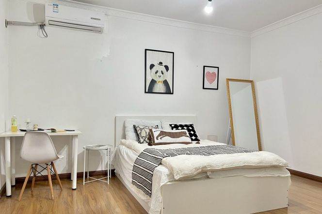 Master bedroom near Jingan temple,25sqm with private bathroom,international roommates 