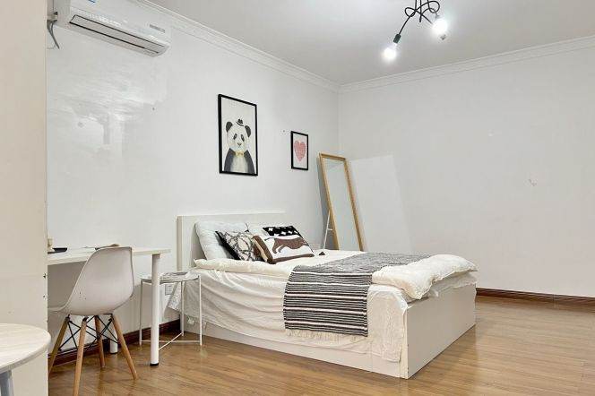 Master bedroom near Jingan temple,25sqm with private bathroom,international roommates 