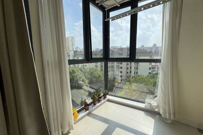 1br1lr1bath/high floor/bright/nice compound/close river