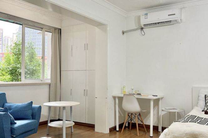 Master bedroom near Jingan temple,25sqm with private bathroom,international roommates 