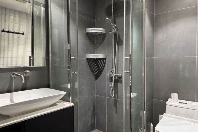 Hengshan rd 1BR elevator  / Balcony /  Spacious / Bright / Modern/Good view / Clean