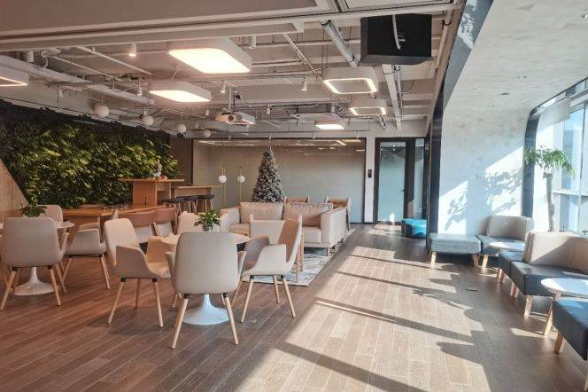 Ready-to-Use Office for 30 in Changning: Natural Light, All-Inclusive Pricing