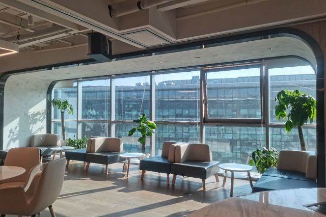 Ready-to-Use Office for 30 in Changning: Natural Light, All-Inclusive Pricing