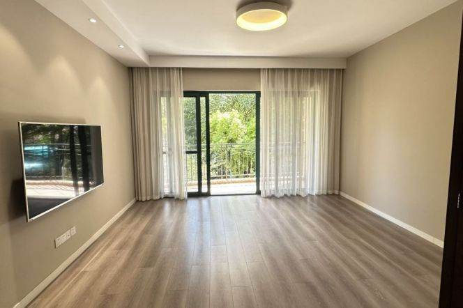 modern brand new 3brs open balcony open kitchen in Lujiazui IFC Huang pu river