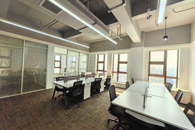 Fully Furnished Office with Dual-Side Lighting: 16 Workstations & Lounge