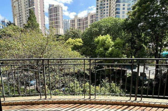 modern brand new 3brs open balcony open kitchen in Lujiazui IFC Huang pu river