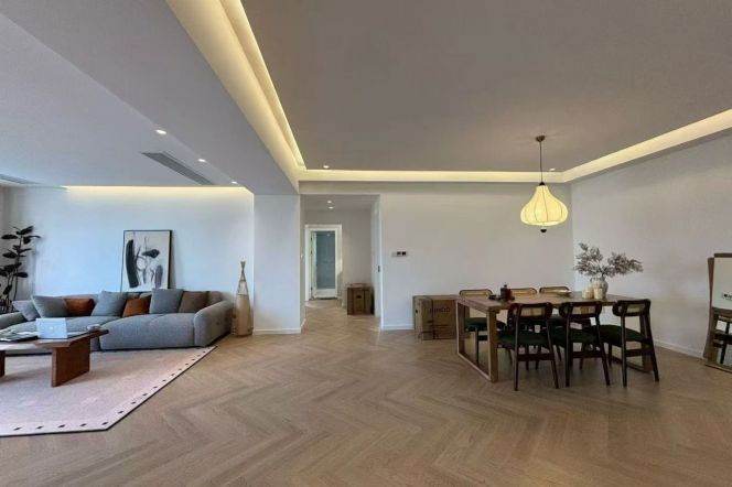Wutong District, large 3-bedroom apartment, zero distance from Zhaojiabang Road subway Station