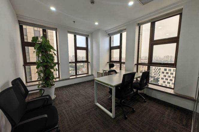 Fully Furnished Office with Dual-Side Lighting: 16 Workstations & Lounge