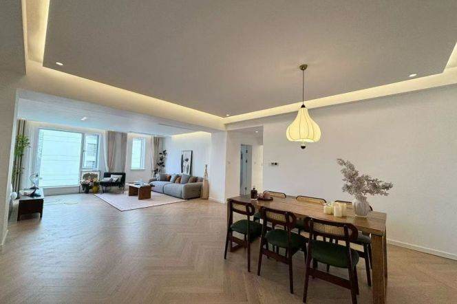 Wutong District, large 3-bedroom apartment, zero distance from Zhaojiabang Road subway Station