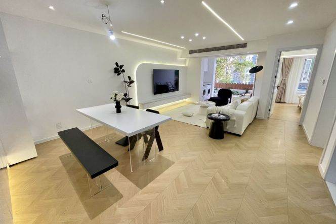 2 Spacious Brs, 1 Living room with Private terrace, 120 sqm @ Changshou rd L7&13