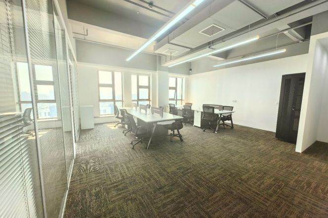Fully Furnished Office with Dual-Side Lighting: 16 Workstations & Lounge