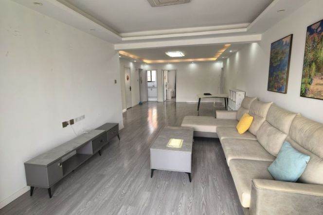 125sqm 3br 2baths apt @Hongmei Rd  9k     Line10    