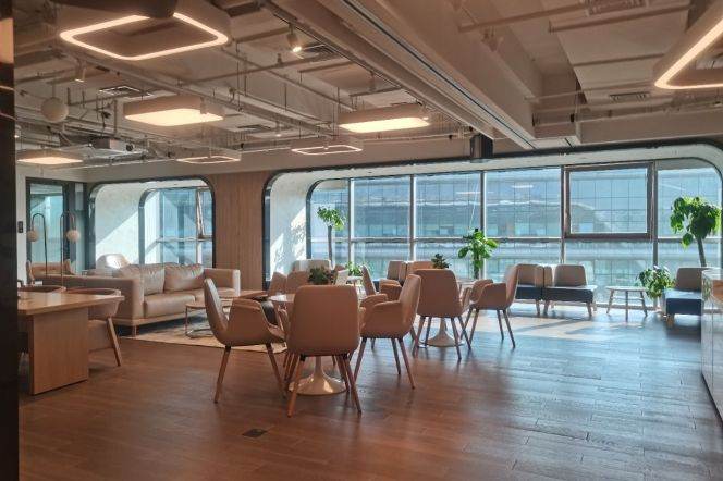 Ready-to-Use Office for 30 in Changning: Natural Light, All-Inclusive Pricing