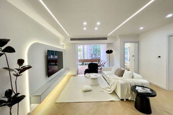 2 Spacious Brs, 1 Living room with Private terrace, 120 sqm @ Changshou rd L7&13