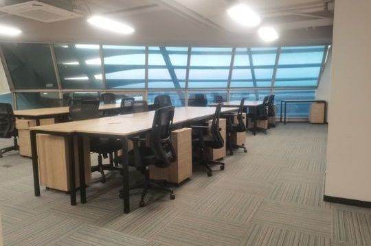 Ready-to-Use Office for 30 in Changning: Natural Light, All-Inclusive Pricing