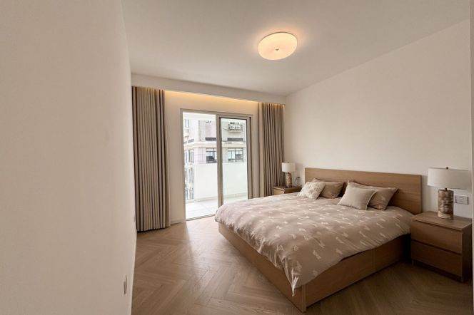 brand new big 3brs floor heating  brand new furniture near Xujiahui line 1,7,9,11