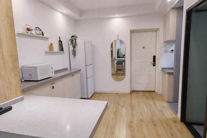 Bright  1 br with nice view 1 mins walking to L 1 HengShan Rd St.+L 10 Shanghai Library St.