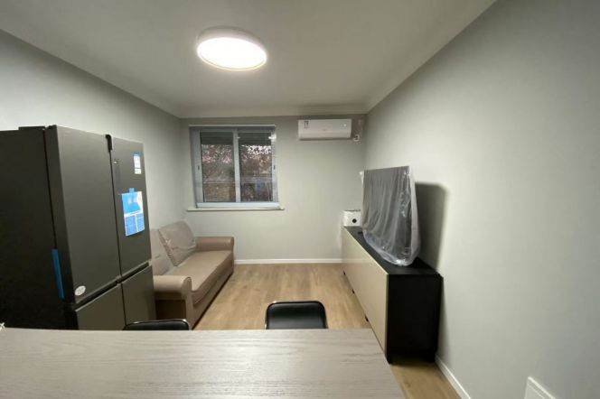 1 br 1 bt near line 1 10 12 south shanxi rd st 5 mins 