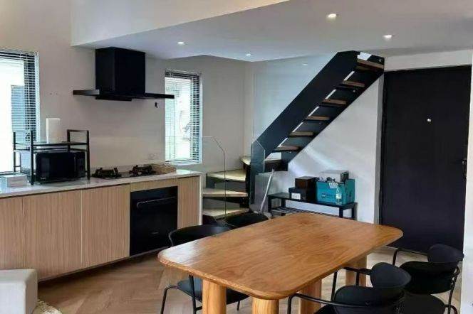 Wutong District, an outstanding historical protected building, with a 4.5-meter high ceiling hall