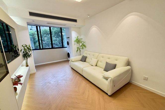 zhongshan park newly renovated 1 br Apt &oven&big living room only 9.5K