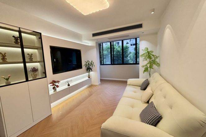 zhongshan park newly renovated 1 br Apt &oven&big living room only 9.5K