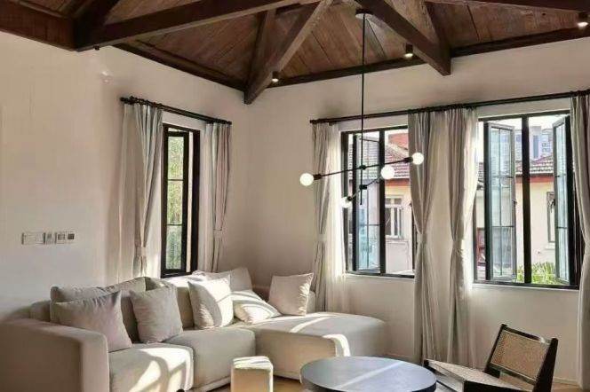 Wutong District, an outstanding historical protected building, with a 4.5-meter high ceiling hall