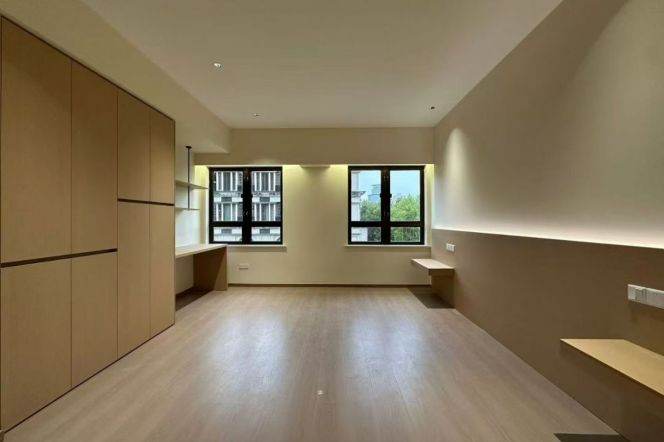 1-7 metro station, Hengshan Road, large 3-bedroom apartment with floor heating, elevator