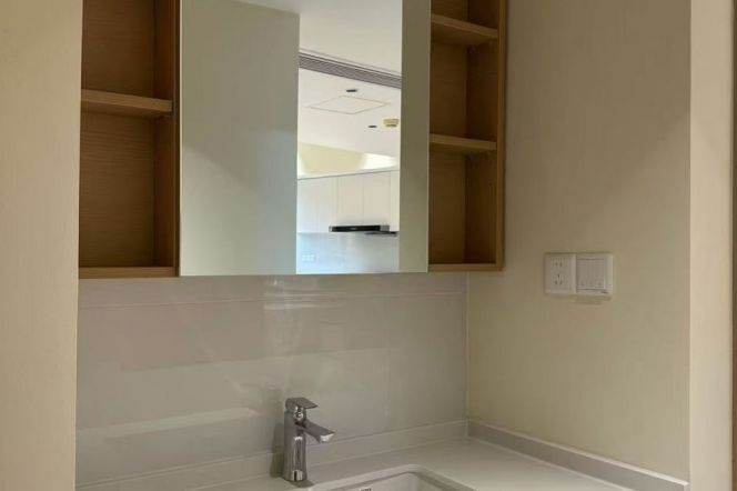 1-7 metro station, Hengshan Road, large 3-bedroom apartment with floor heating, elevator