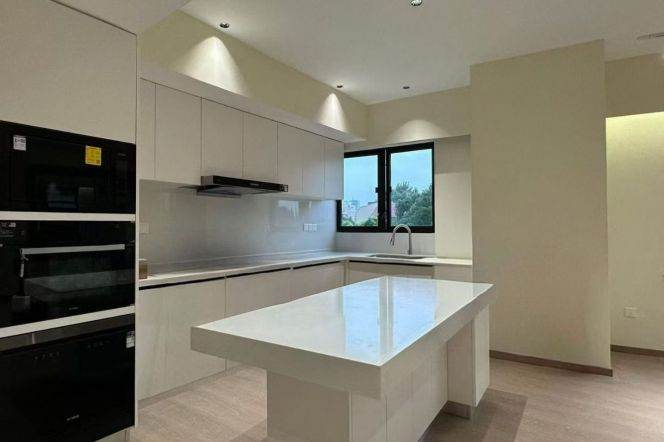 1-7 metro station, Hengshan Road, large 3-bedroom apartment with floor heating, elevator