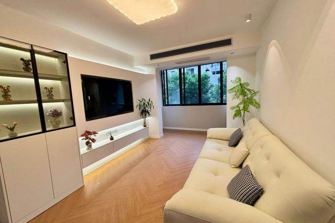 Newly renovated Spacious 1Br/2Lr/1Bt Close to L2/3/4 Zhongshan Park Station 