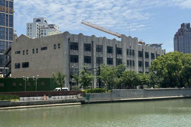 Along the Suzhou River Streetfront F&B nr XinZha RD M1