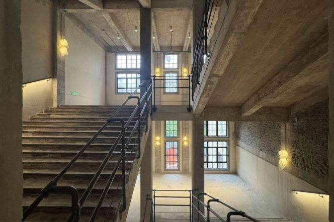 Along the Suzhou River Streetfront F&B nr XinZha RD M1