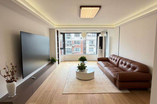 2 Brs, 2 Baths with Open balcony, 120 sqm, Oven/River View @ Changshou rd L7&13