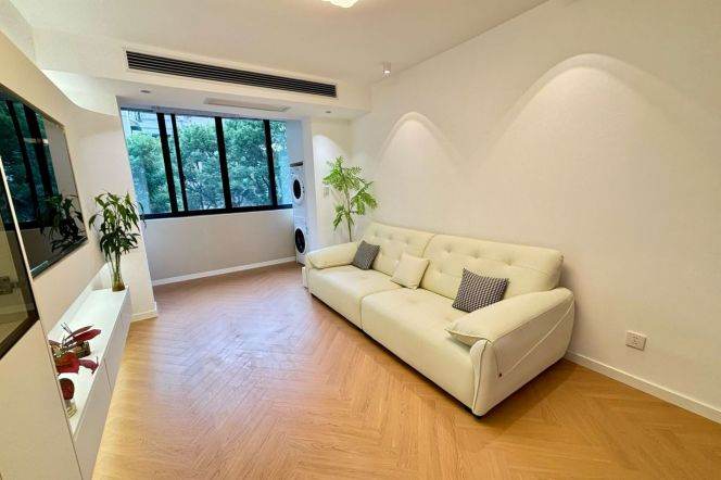 Newly renovated Spacious 1Br/2Lr/1Bt Close to L2/3/4 Zhongshan Park Station 