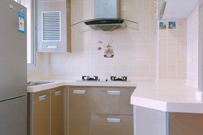 40 sq meter massive master bedroom close to jiangsu rd  looking for lease takeover 