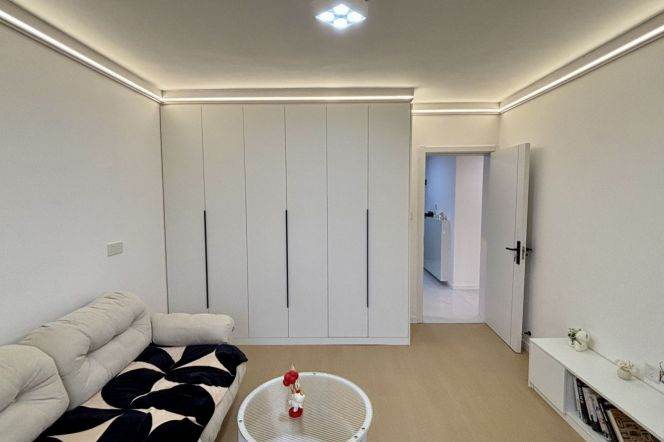  1Bdr 1bath Apt/New&Bright/L11/13 Longde Rd/Su Zhou Creek/Zhong Shan Park/stairs