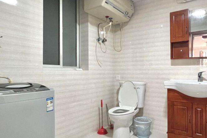 40 sq meter massive master bedroom close to jiangsu rd  looking for lease takeover 