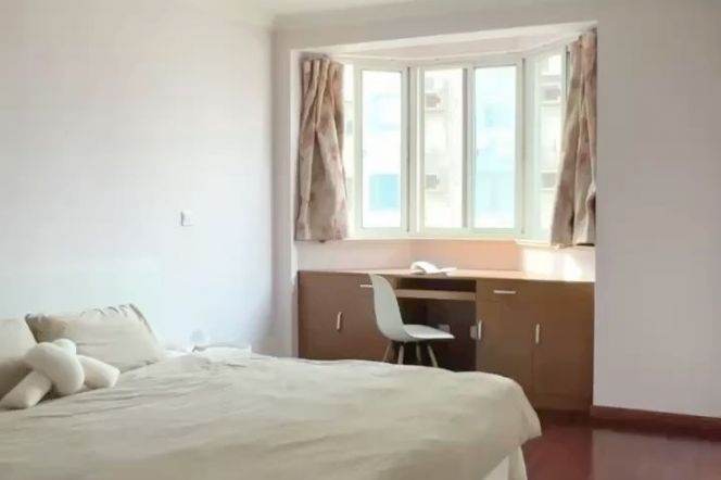 40 sq meter massive master bedroom close to jiangsu rd  looking for lease takeover 