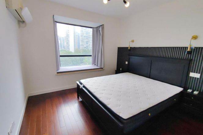 Bright 2 br with open view ,5 mins to West Bund, Xuhui. L 4/12 DaMuQiao St.