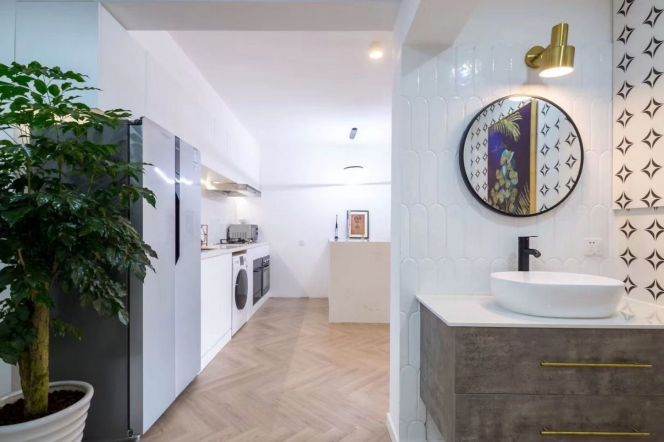 Renovated 2BR 2BA Elevator Apt w/Balcony nr Jiaotong University Station