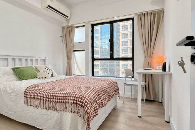 Jingan district,bright room near Hanzhong rd,close to ECNU/TJU