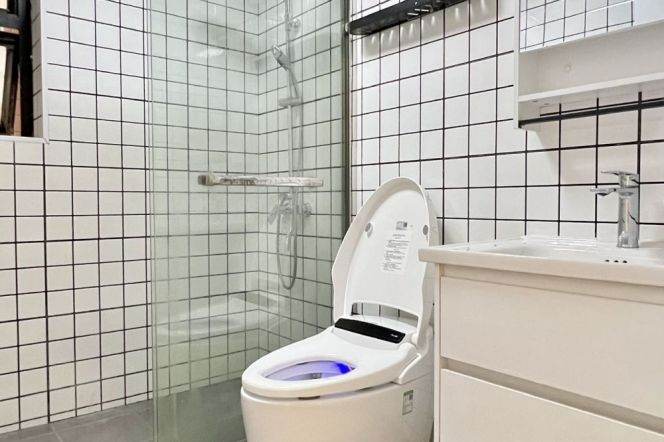 Jingan district,bright room near Hanzhong rd,close to ECNU/TJU