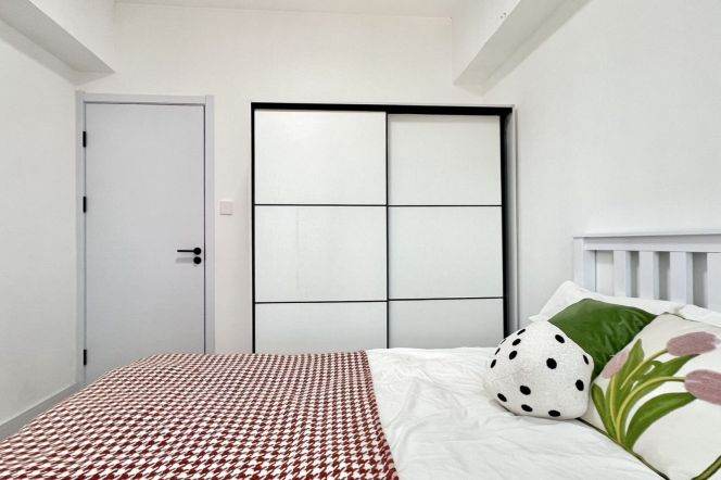 Jingan district,bright room near Hanzhong rd,close to ECNU/TJU