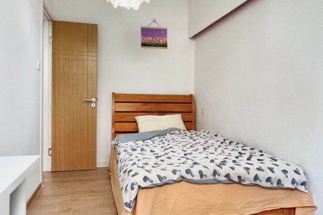 Jingan district,bright room with balcony near Jingan temple,roommates friendly 