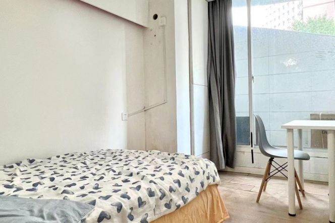 Jingan district,bright room with balcony near Jingan temple,roommates friendly 