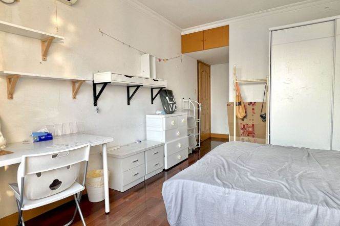 Huangpu district,master bedroom near Lujiabang rd,lines8/9,tub/balcony 